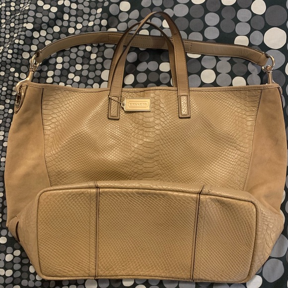 Large Coach handbag Beige in colour - Picture 2 of 4